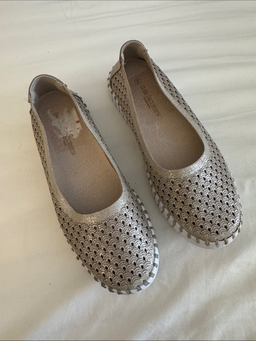 Lose Jacobsen NEW NEVER WORN Without tag or box Shimmering Taupe Laser-Cut Flat